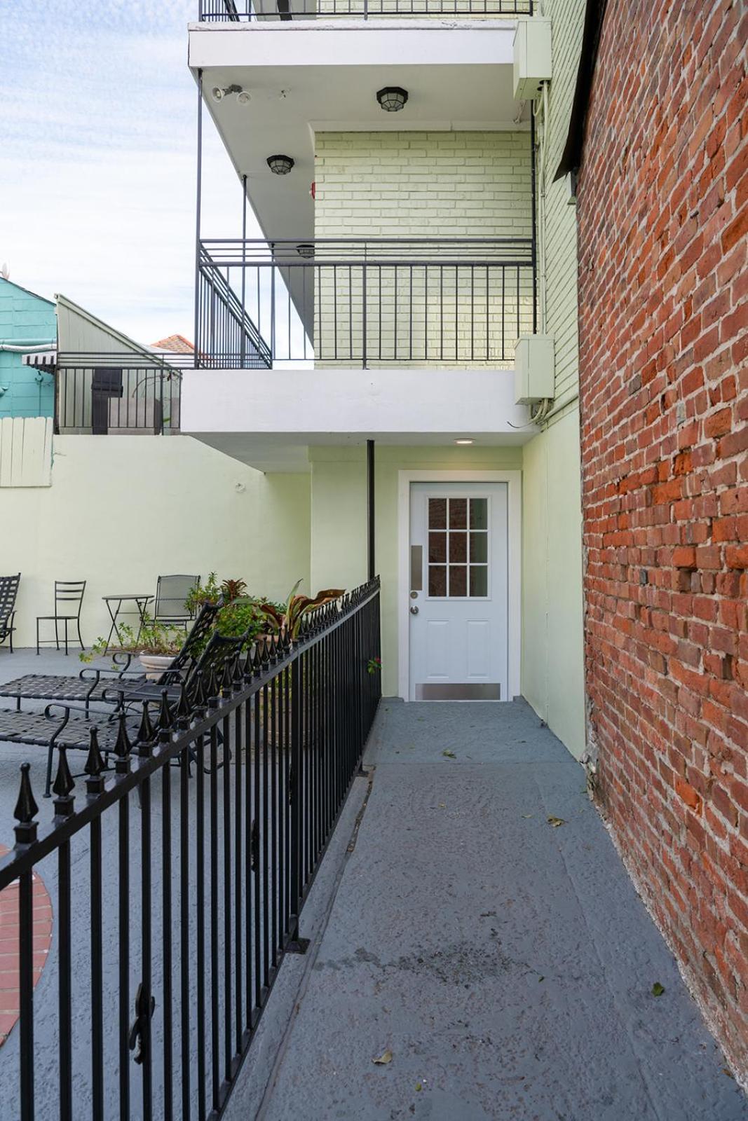 French Quarter Suites Hotel Ню Орлиънс Екстериор снимка