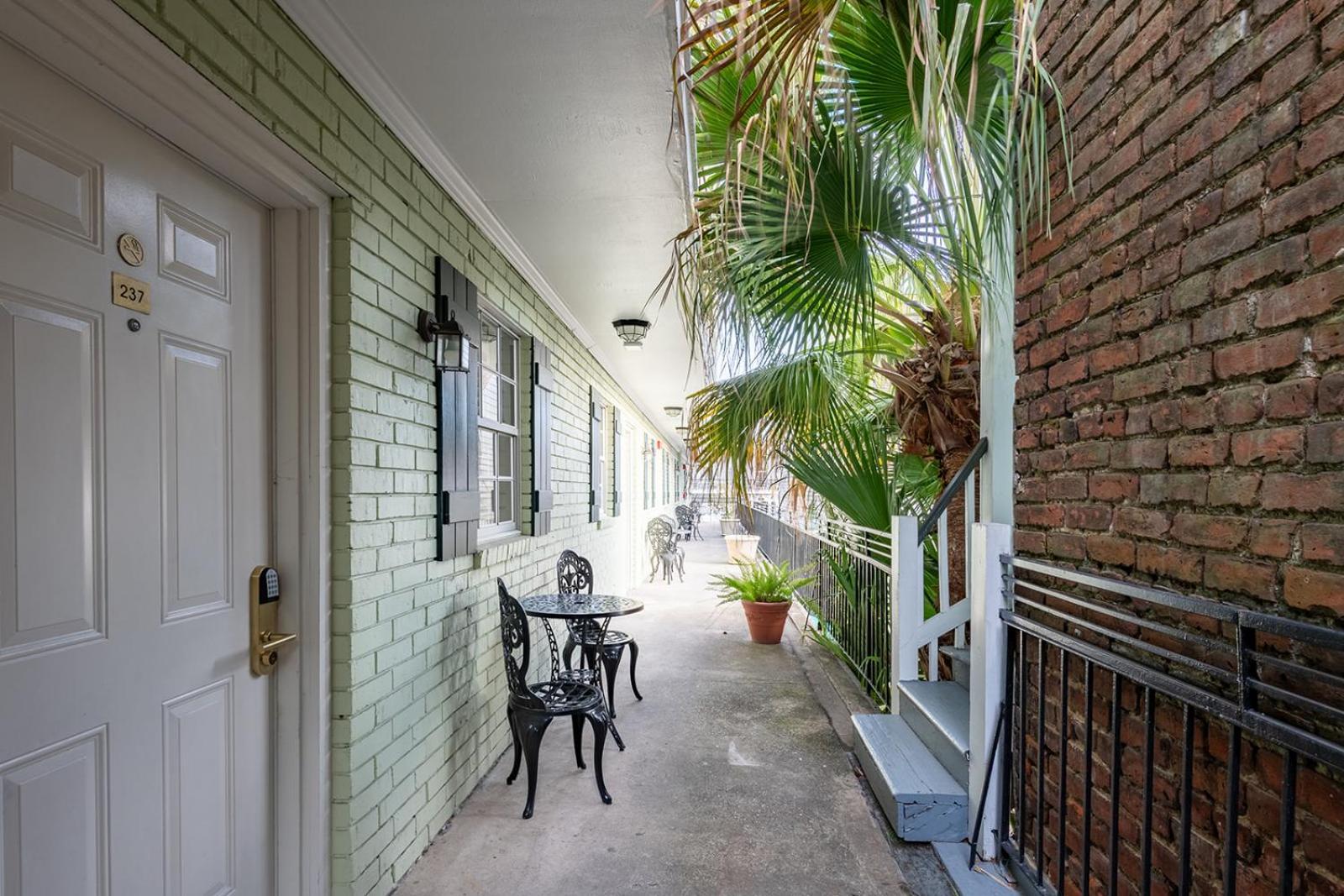 French Quarter Suites Hotel Ню Орлиънс Екстериор снимка